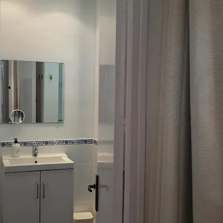 Casa Con Jardin A 40 Metros De La Playa. Vr. *