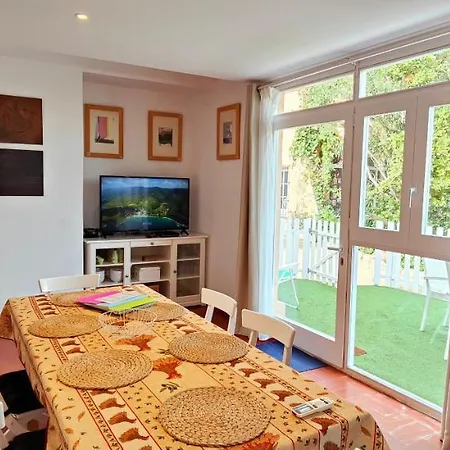 Casa Con Jardin A 40 Metros De La Playa. Vr. *