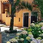 Casa Con Jardin A 40 Metros De La Playa. Vr.
