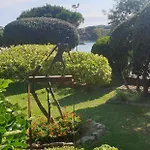 Casa Con Jardin A 40 Metros De La Playa. Vr.