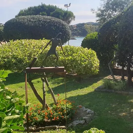 Casa Con Jardin A 40 Metros De La Playa. Vr.