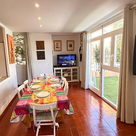 Casa Con Jardin A 40 Metros De La Playa. Vr.